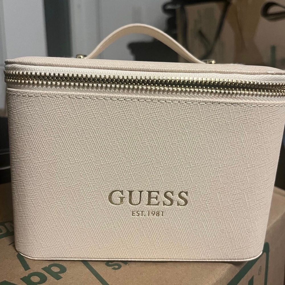 Guess jewelry or sunglass carriage case